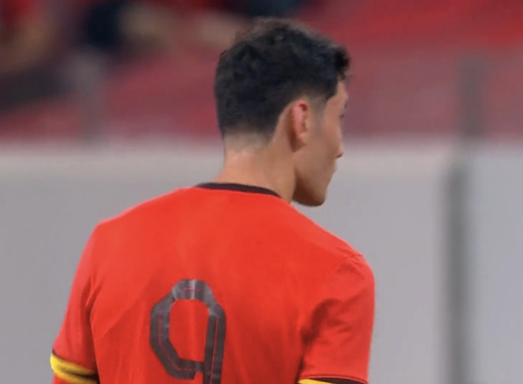 拜合拉木更新社媒，谈到李昊扑出乌龙头球，用3个字回应太可爱了