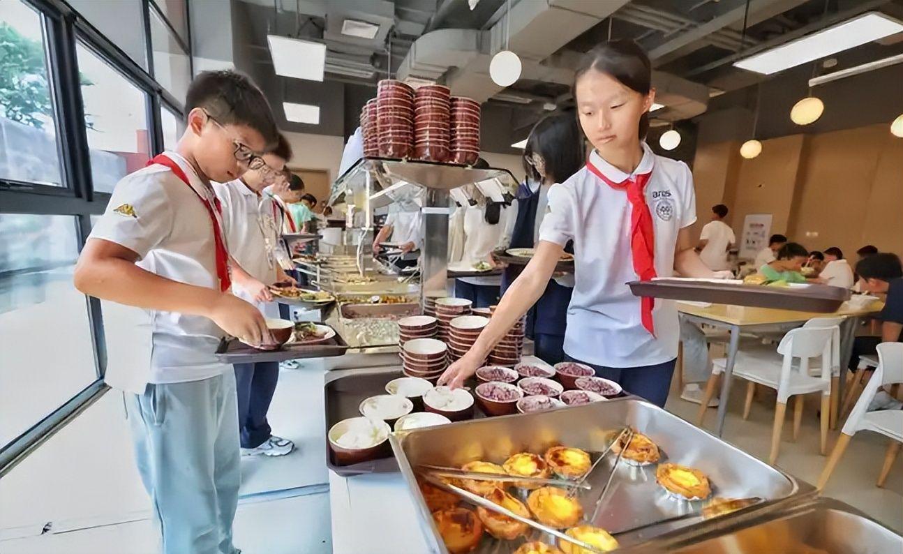 北京下死命令了：在2027年底前，所有中小学必须告别“校外配餐”