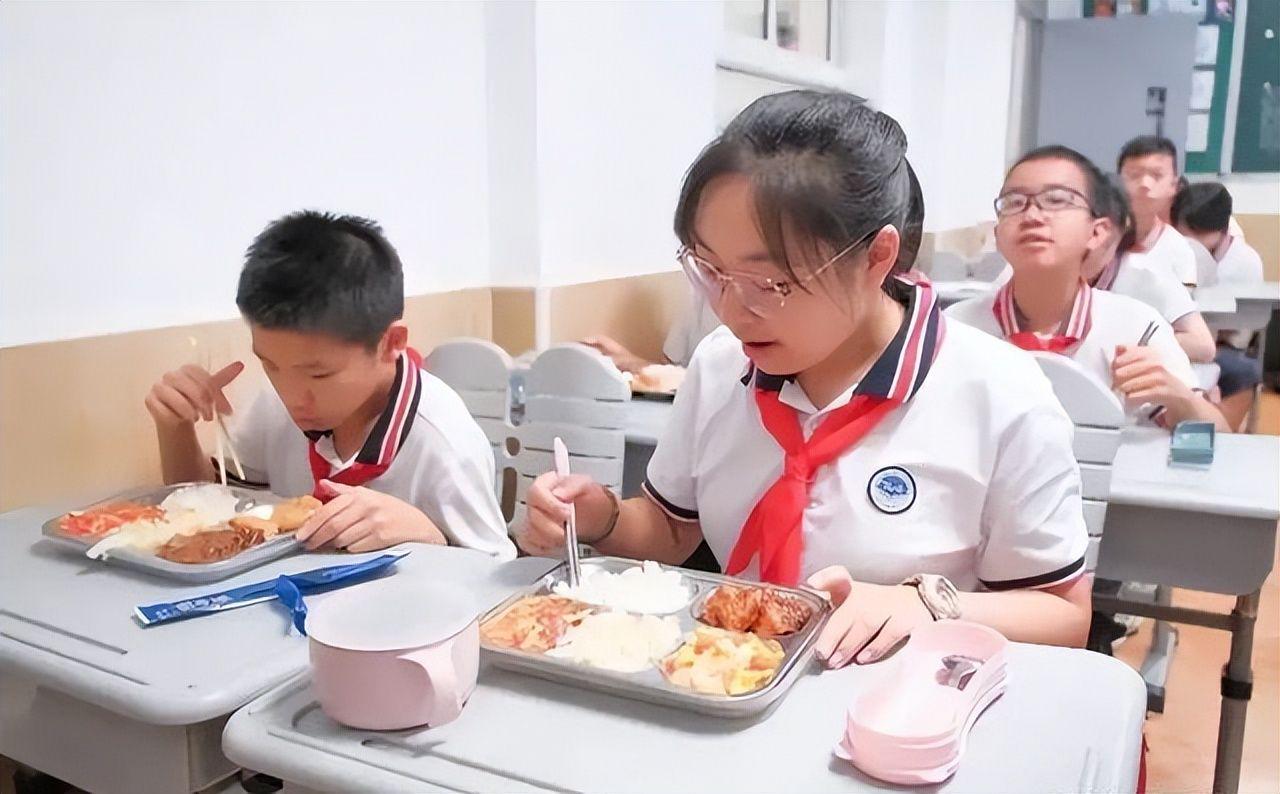 北京下死命令了：在2027年底前，所有中小学必须告别“校外配餐”