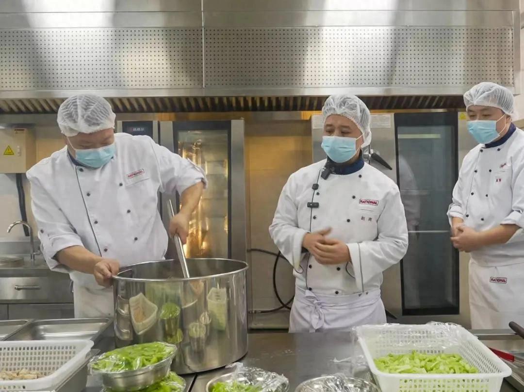 北京下死命令了：在2027年底前，所有中小学必须告别“校外配餐”