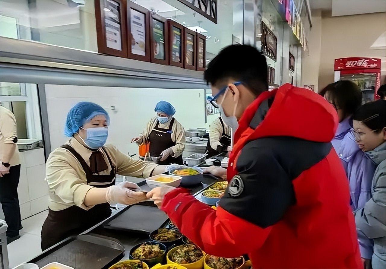 北京下死命令了：在2027年底前，所有中小学必须告别“校外配餐”