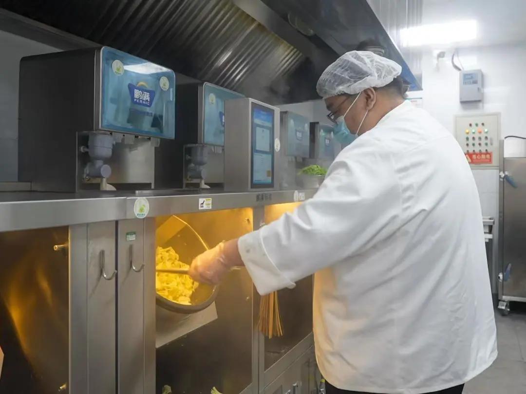 北京下死命令了：在2027年底前，所有中小学必须告别“校外配餐”