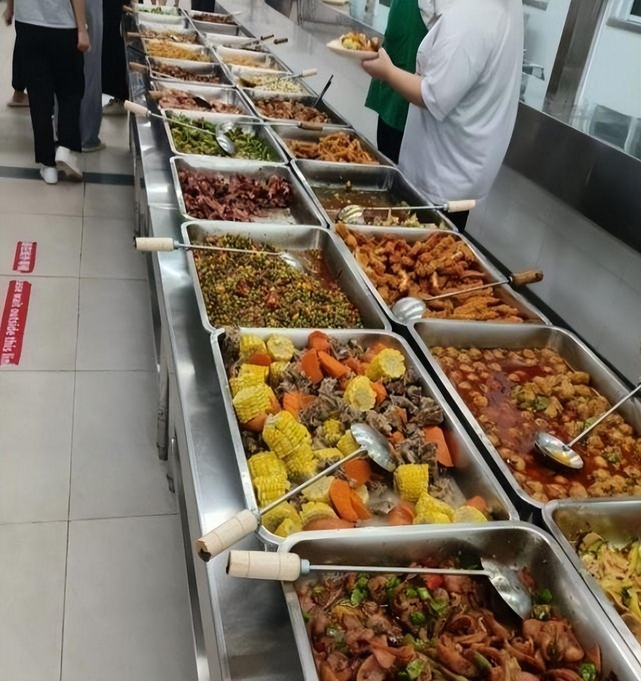 北京下死命令了：在2027年底前，所有中小学必须告别“校外配餐”