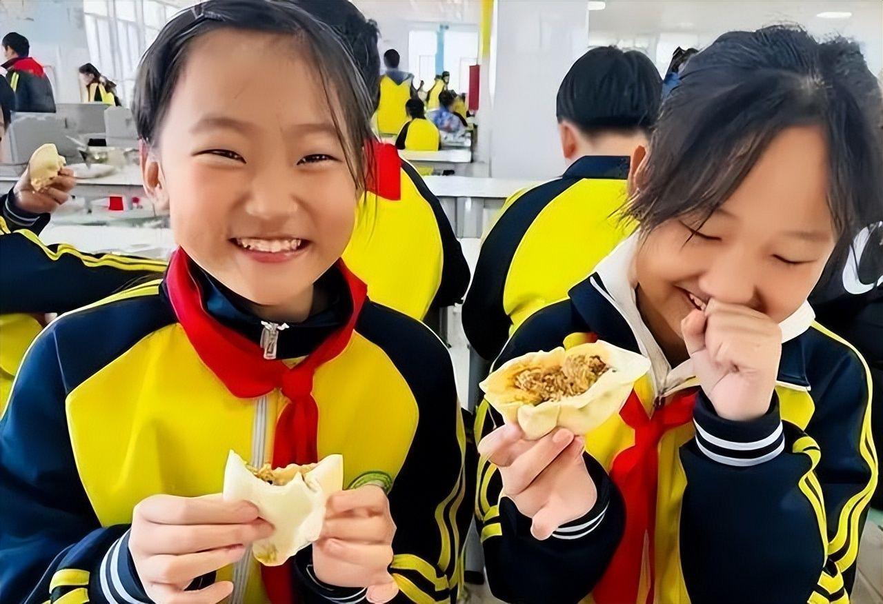 北京下死命令了：在2027年底前，所有中小学必须告别“校外配餐”