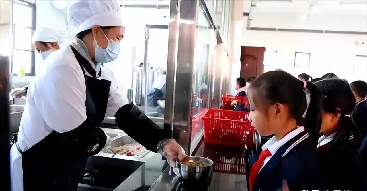 北京下死命令了：在2027年底前，所有中小学必须告别“校外配餐”