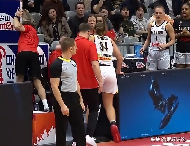 华体会官方-笑喷！比利时女篮球员冲撞张子宇，结果自己人仰马翻受伤离场