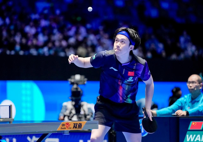 华体会官网-《全民学乒乓发球篇》第40集：正手半高抛短球与急长发球|击球|击球点|手腕|摩擦|力量_新浪体育_新浪新闻